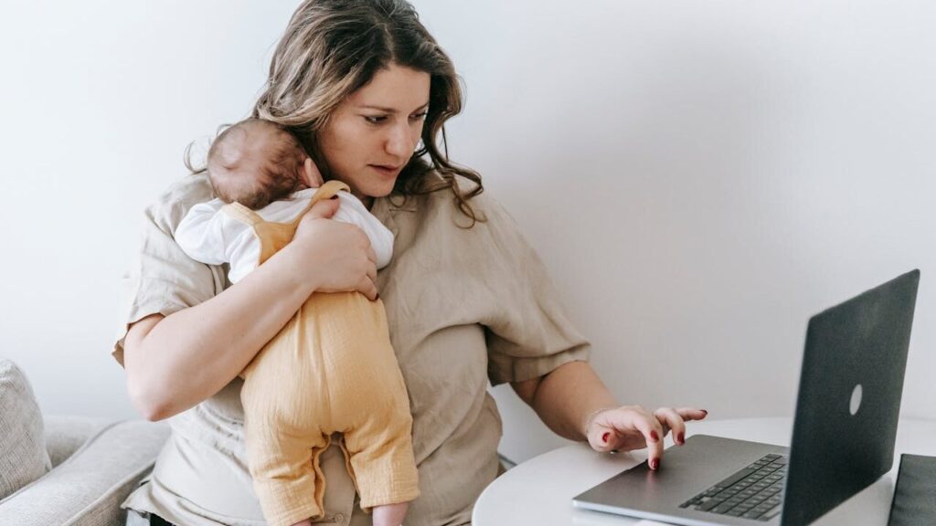 Las madres pisan el freno en sus carreras para dedicar tiempo a sus hijos y pierden el tren del empleo,