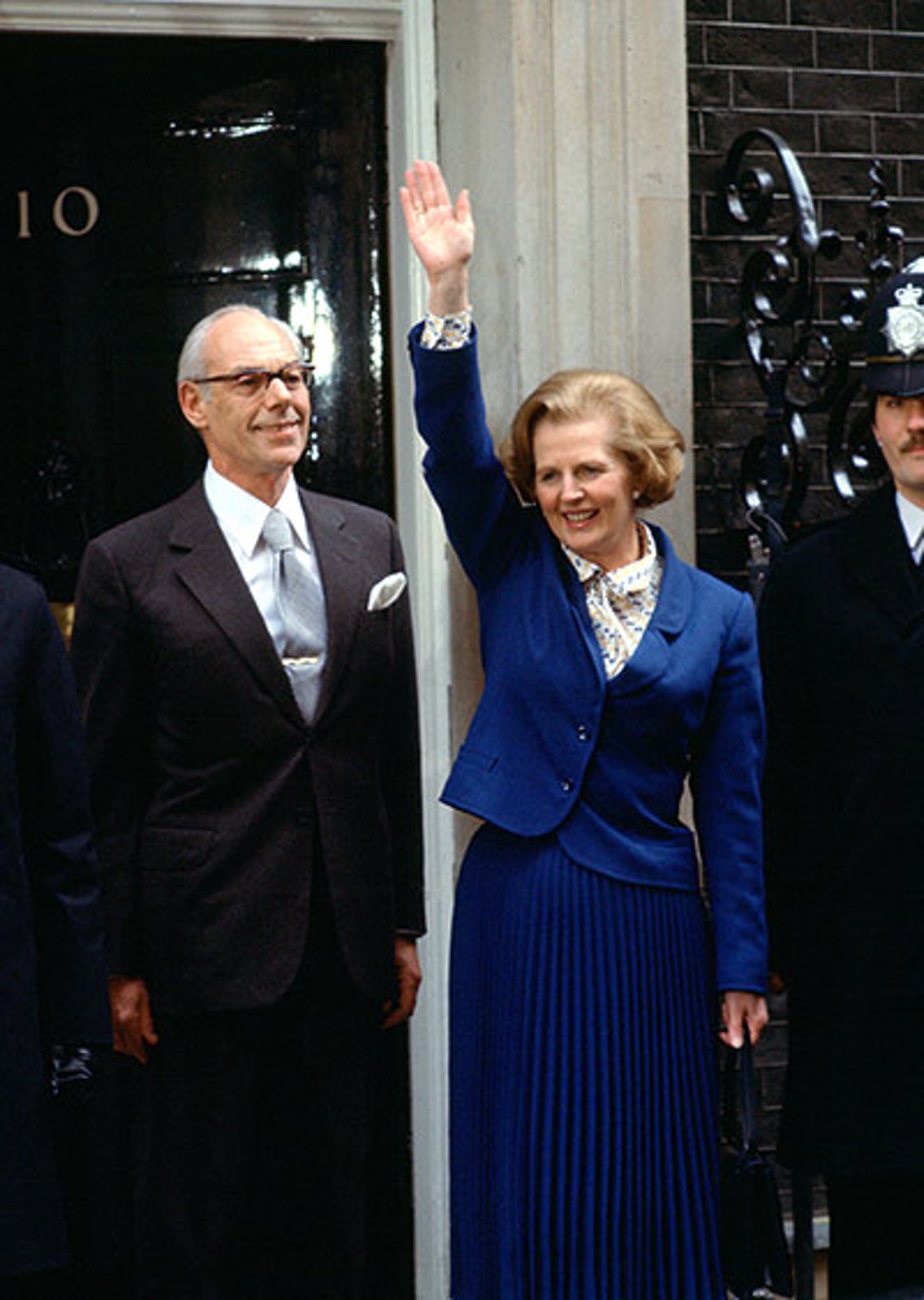Denis Thatcher junto a la ex primera ministra británica, Margaret Thatcher, a su llegada al 10 de Downing Street.