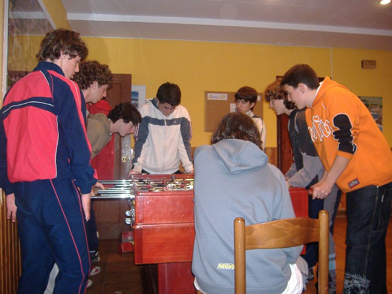 Adolescentes jugando al futbolín