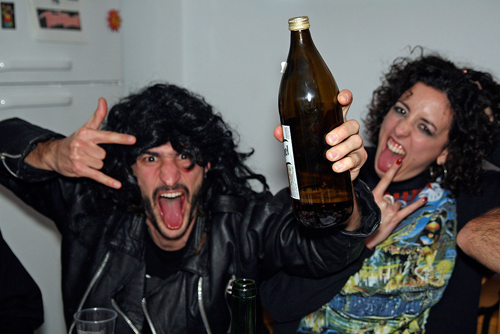 Dos jóvenes de fiesta y bebiendo alcohol